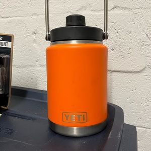 YETI Rambler Half Gallon Jug & Mount